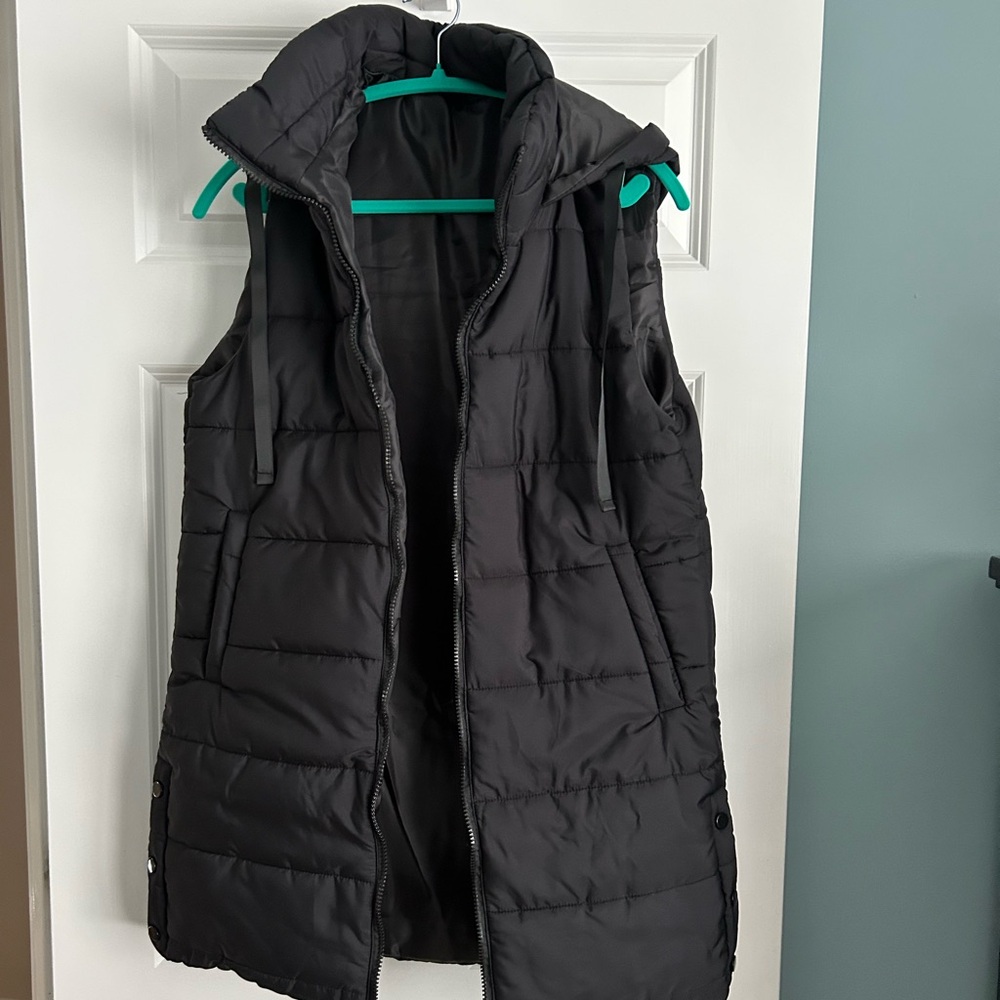 Black Puffer Vest from Celore-Savannah